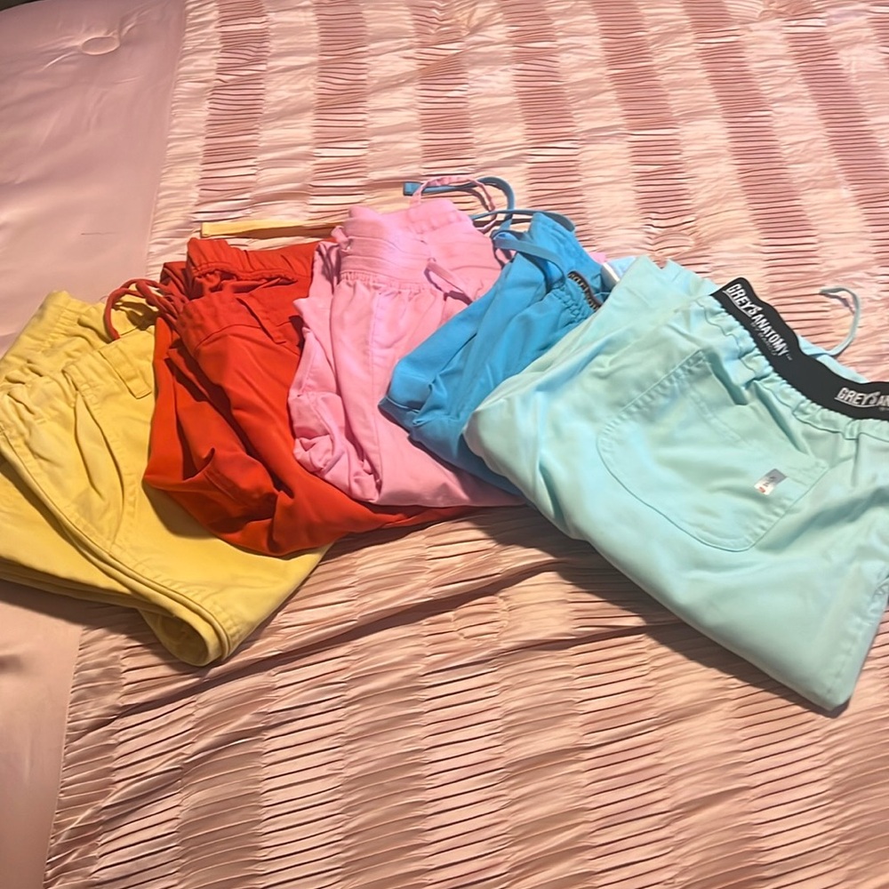 Set of 5 Scrubs pants size MED & LG not much difference in size